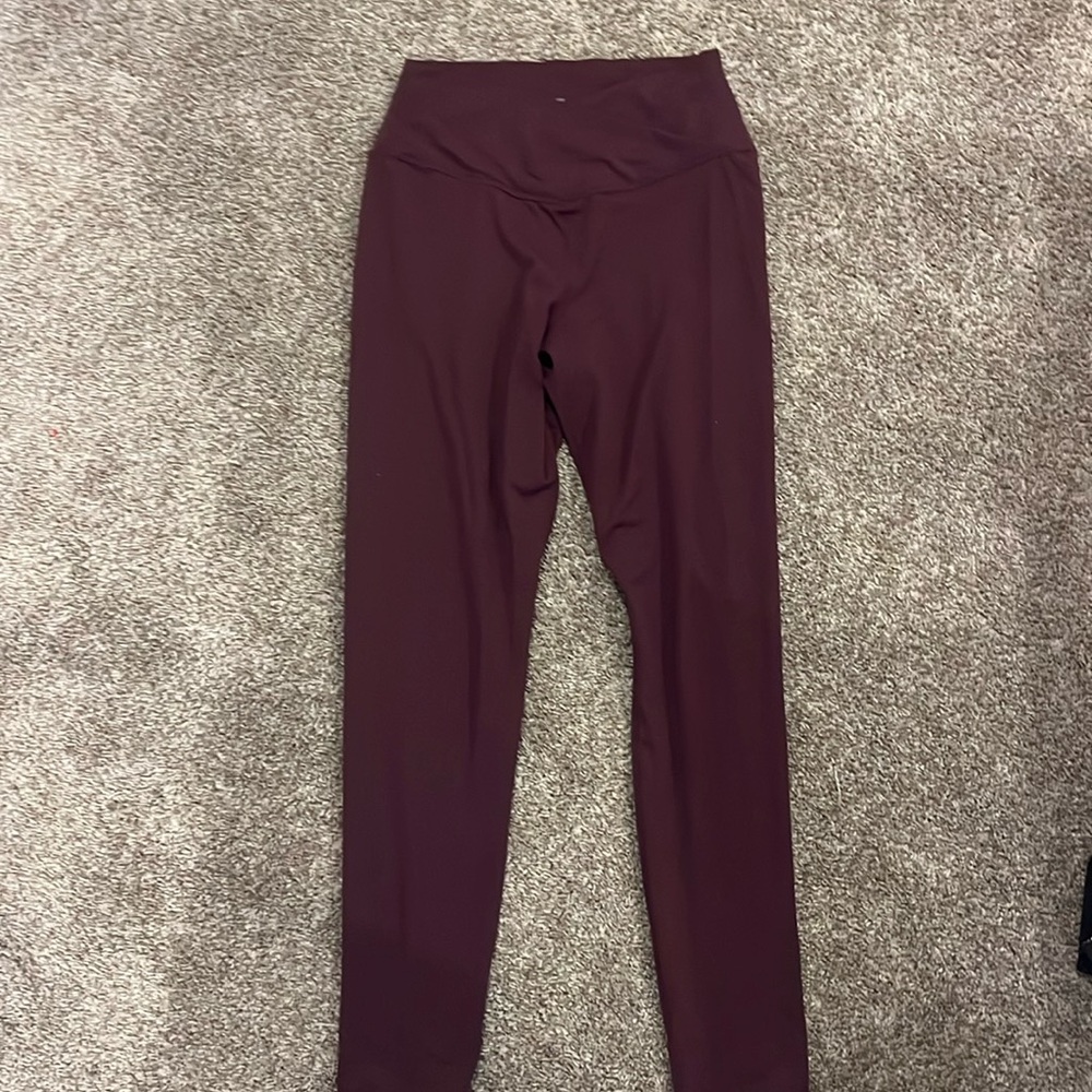 Workout Leggings Cross over waistband 
Size medium 
Stretchy